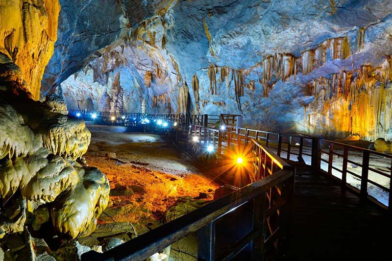 Travel Da Nang - Hue - La Vang Sanctuary - Paradise Cave from Saigon with good price